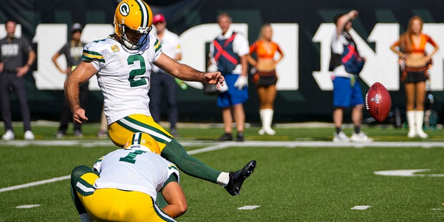 Green Bay Packers kicker Mason Crosby (2) kicks a field goal from he hold of Corey Bojorquez in the second half of an NFL football game against the Cincinnati Bengals in Cincinnati, Sunday, Oct. 10, 2021.