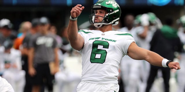 Kicker Matt Ammendola of the New York Jets adds a PAT during the Tennessee Titans-New York Jets game at MetLife Stadium on October 3, 2021 in East Rutherford, 新泽西州.