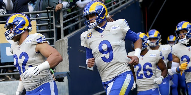 Quarterback Matthew Stafford (9) van de Los Angeles Rams betreedt het veld voor aanvang van een wedstrijd tegen de Seattle Seahawks op Lumen Field op 7 oktober 2021 in Seattle.