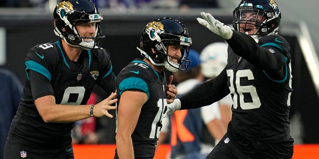 Jacksonville Jaguars kicker Matthew Wright (15), sentrum, celebrates after kicking a field goal to win the game during the second half of an NFL football game between the Miami Dolphins and the Jacksonville Jaguars at the Tottenham Hotspur stadium in London, Engeland, Sondag, Okt.. 17, 2021.