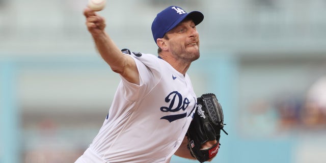 マックス・シャーザー #31 of the Los Angeles Dodgers pitches in the first inning against the St. Louis Cardinals during the National League Wild Card Game at Dodger Stadium on October 06, 2021 ロサンゼルスで, カリフォルニア.