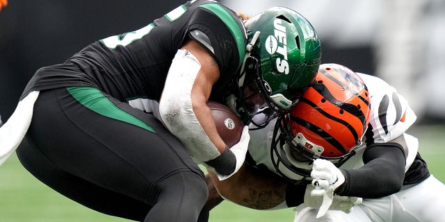 Cincinnati Bengals cornerback Mike Hilton (21) is penalized for a helmet-to-helmet hit on New York Jets running back Ty Johnson (25) in the fourth quarter during a Week 8 game Sunday, Oct. 31, 2021, at MetLife Stadium.