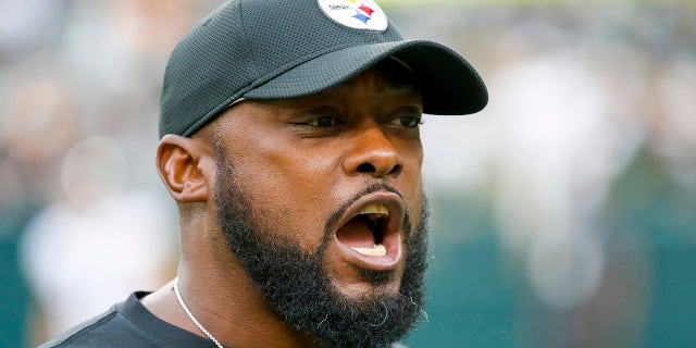Pittsburgh Steelers head coach Mike Tomlin is seen before an NFL football game against the Green Bay Packers Sunday, 十月. 3, 2021, in Green Bay, 威斯康星州.