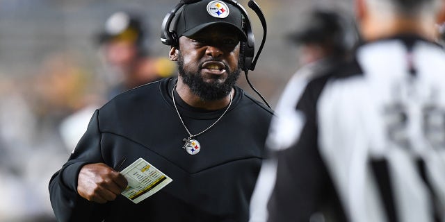 Il capo allenatore Mike Tomlin dei Pittsburgh Steelers chiama il capo guardalinee Mark Hittner (28) during the third quarter at Heinz Field on Sunday, Oct.17, 2021, a Pittsburgh, Pennsylvania.