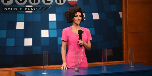 A editora Kim Kardashian como Shonda durante a pintura de 'Lotto Drawing' no sábado, 9 de outubro de 2021.