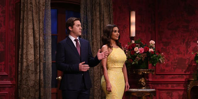 (LR) Alex Moffat e o apresentador Kim Kardashian West durante a pintura 'The Dream Guy' sábado, 9 de outubro de 2021