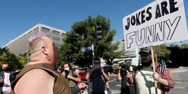 Drag queen Eureka O'Hara speaks to a counter protester during a rally in support of the Netflix transgender employee walkout ‘Stand Up in Solidarity’ to protest the streaming of comedian Dave Chappelle’s new comedy special, in Los Angeles, Kalifornië, Amerikaanse. Oktober 20 2021.