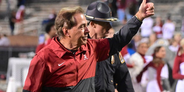 Alabama Crimson Tide head coach Nick Saban gives fans a thumbs up after defeating the Mississippi State Bulldogs at Davis Wade Stadium at Scott Field in Starkville, 密西西比州, 在十月. 16, 2021.