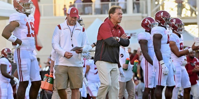 Alabama Crimson Tide head coach Nick Saban watches his players warm up before a game against the Mississippi State Bulldogs at Davis Wade Stadium at Scott Field in Starkville, 密西西比州, 在十月. 16, 2021.