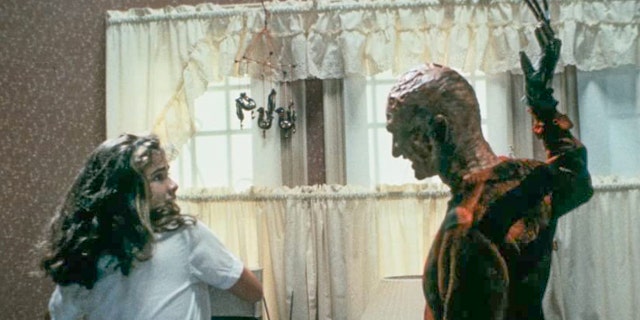 の中に 1984 映画 "A Nightmare on Elm Street," the spirit of Freddy Krueger attacks a group of teenagers in their dreams and murders them in real life.