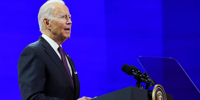 El presidente de Estados Unidos, Joe Biden, mira hacia arriba durante una conferencia de prensa durante la Cumbre de Líderes del G20 en Roma, Italia, el 31 de octubre de 2021. REUTERS / Kevin Lamarque