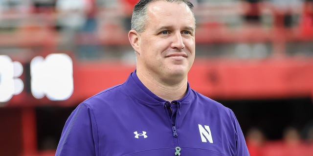 Head coach Pat Fitzgerald of the Northwestern Wildcats watches the team warm up before the game against the Nebraska Cornhuskers at Memorial Stadium on October 2, 2021 in Lincoln, 네브라스카.