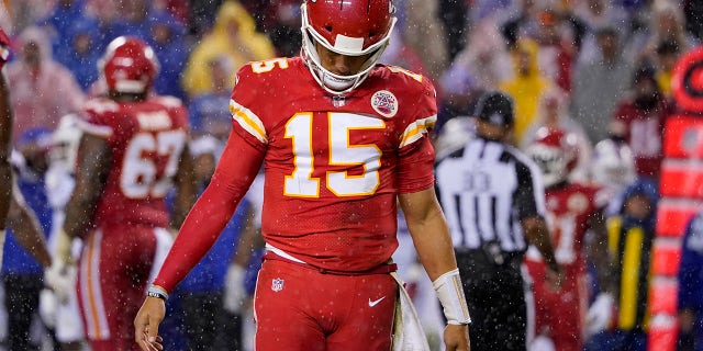 O quarterback do Kansas City Chiefs, Patrick Mahomes, balança a cabeça durante a segunda metade de um jogo de futebol americano da NFL contra o Buffalo Bills no domingo, 10 de outubro de 2021, em Kansas City, Missouri.