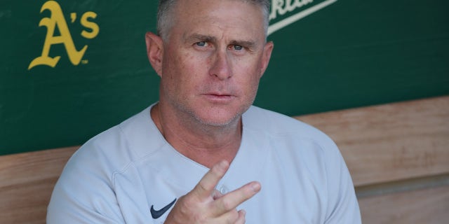 Third base coach Phil Nevin of the New York Yankees in the dugout before the game against the Oakland Athletics at RingCentral Coliseum on Aug. 26, 2021, オークランドで, カリフォルニア.