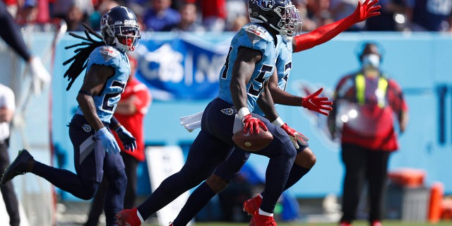 Tennessee Titans bên trong hậu vệ cánh Rashaan Evans (54 tuổi) ăn mừng sau khi cản phá đường chuyền của đội trưởng thành phố Kansas trong hiệp một của trận đấu bóng đá NFL vào Chủ nhật, ngày 24 tháng 10 năm 2021, tại Nashville, Tenn.