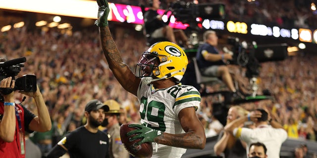 GLENDALE, ARIZONA - OKTOBER 28: Rasul Douglas #29 of the Green Bay Packers celebrates following an interception during the fourth quarter of a game against the Arizona Cardinals at State Farm Stadium on October 28, 2021 in Glendale, Arizona. The Packers defeated the Cardinals 24-21.