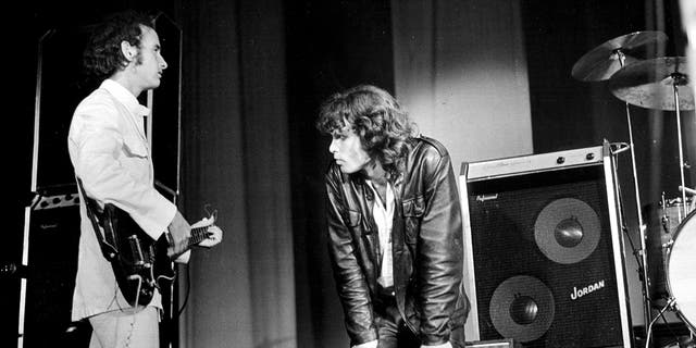 Robby Krieger (izquierda) said Jim Morrison had a fascination with death.