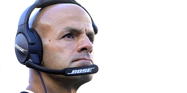 FOXBOROUGH, MASSACHUSETTS - 十月 24: Head coach Robert Saleh of the New York Jets looks on during the game against the New England Patriots at Gillette Stadium on October 24, 2021 in Foxborough, 马萨诸塞州.