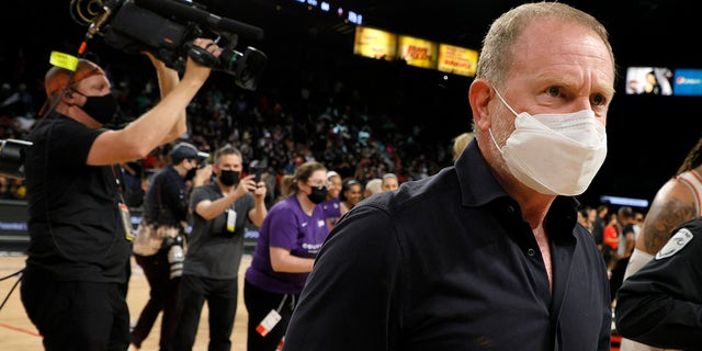 Phoenix Suns and Mercury owner Robert Sarver walks on the court to congratulate players after the team defeated the Las Vegas Aces 87-84 in Game Five of the 2021 WNBA Playoffs semifinals to win the series at Michelob ULTRA Arena on October 8, 2021 ラスベガスで, ネバダ.