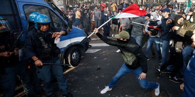 Affrontement de la police avec des manifestants lors d'une manifestation à Rome le samedi 9 octobre 2021. Des milliers de manifestants ont manifesté samedi à Rome contre la carte de santé COVID-19 que les travailleurs italiens, des secteurs public et privé, doivent présenter pour accéder à leurs lieux de travail de 15 octobre par arrêté gouvernemental.