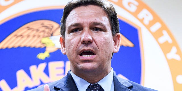 레이크랜드, 플로리다, 미국 - 2021/09/07: Florida Governor Ron DeSantis speaks at a press conference at the Lakeland, Florida Police Department to announce a new proposal that would provide $ 5,000 signing bonuses to those who sign on to be law enforcement officers from within the state of Florida, and those who come from out-of-state. The plan would also pay up to $ 1,000 for training and relocation, and would set up a scholarship to pay the cost for the law enforcement academy. (Photo by Paul Hennessy/SOPA Images/LightRocket via Getty Images)