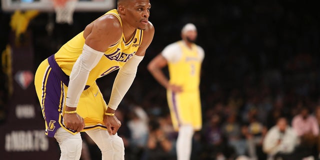     Los Angeles Lakers guarda Russell Westbrook (0) durante o jogo contra o Golden State Warriors em 12 de outubro de 2021 no Staples Center em Los Angeles, Califórnia.  Warriors venceu, 111-99.