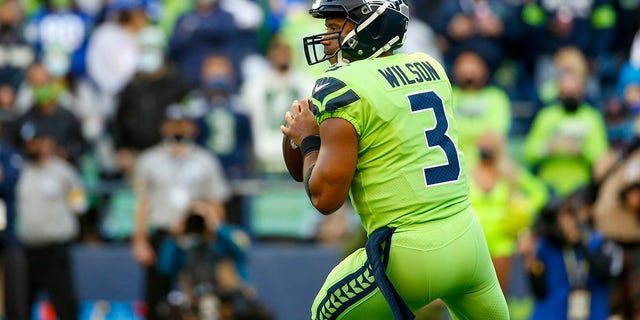 시애틀 시호크스의 쿼터백 러셀 윌슨(Russell Wilson)이 루멘 필드에서 열린 1쿼터 동안 로스앤젤레스 램스(Los Angeles Rams) 앞에서 패스하고 있는 것으로 보인다.