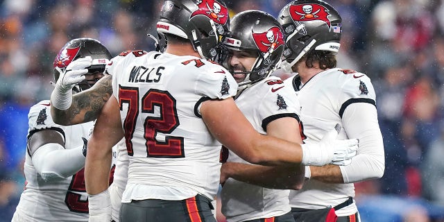 Tampa Bay Buccaneers kicker Ryan Succop, second from right, is congratulated after making a field goal late in the fourth quarter during an NFL football game, 日曜日, 10月. 3, 2021, フォックスボロで, マサチューセッツ.