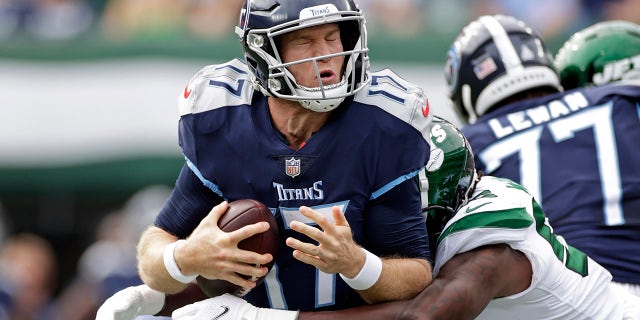 Tennessee Titans quarterback Ryan Tannehill (17) is sacked by New York Jets outside linebacker Quincy Williams (56) during an NFL football game, 日曜日, 10月. 3, 2021, イーストラザフォードで, ニュージャージー.