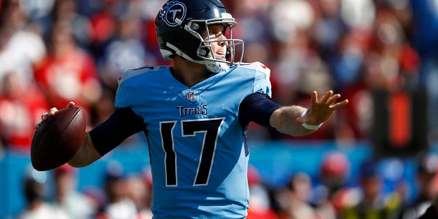 Tiền vệ Ryan Tannehill của Tennessee Titans vượt qua đội trưởng thành phố Kansas trong hiệp một của trận đấu bóng đá NFL vào Chủ nhật, ngày 24 tháng 10 năm 2021, tại Nashville, Tenn.