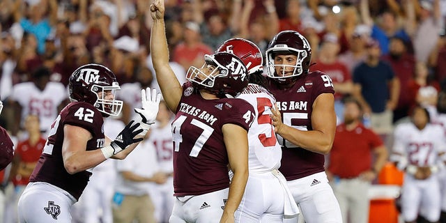 Seth Small #47 of the Texas A&アンプ;M Aggies celebrates kicking a 28 yard field goal to beat the Alabama Crimson Tide at Kyle Field on October 09, 2021 in College Station, テキサス.