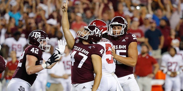 Seth Small # 47 do Texas A&M Aggies comemora o lançamento de um field goal de 28 jardas em 09 de outubro de 2021 no College Station of Texas para derrubar a Onda Crimson do Alabama.