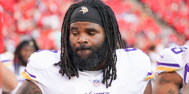 Kansas City, Missouri, USA; Minnesota Vikings defensive tackle Sheldon Richardson (9) warms up on the sidelines against the Kansas City Chiefs before the game at GEHA Field at Arrowhead Stadium.