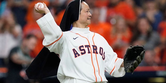 oct 22, 2021; Houston, Texas, Estados Unidos; A nun throws out the first pitch of game six during the 2021 ALCS between the Boston Red Sox and the Houston Astros at Minute Maid Park.