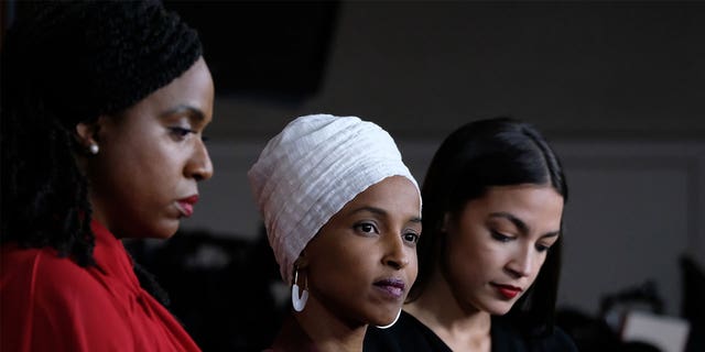 Washington, DC - 15 Temmuz: (LR) ABD Temsilcileri.  Ianna Presley (D-MA), Ilhan Omar (D-MN) ve Alexandria Ocacio-Cortes (D-NY), 15 Temmuz 2019'da Washington DC'de ABD Capitol'de düzenlediği basın toplantısında Başkan Donald Trump'ın dört ilerici saldırıya uğradığını sordu. Demokratik Kongre Kadınları Hızlandırılmış, Amerika Birleşik Devletleri'nde mutlu değillerse, "Ayrılabilirler." (Fotoğraf: Alex Vroblevsky / Getty Images)