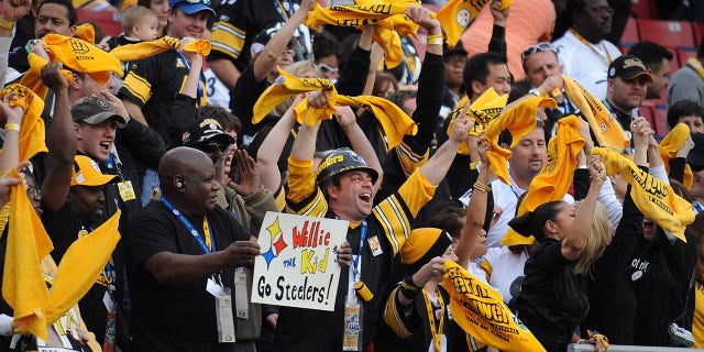 Los fanáticos de los Pittsburgh Steelers agitan terribles toallas durante la victoria de los Steelers por 27-23 sobre los Arizona Cardinals en el Estadio Raymond James.