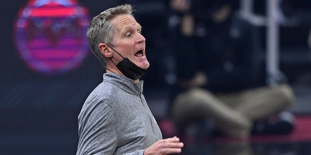 In hierdie April 15, 2021, lêerfoto, Golden State Warriors coach Steve Kerr calls a play in the first half of the team's NBA basketball game against the Cleveland Cavaliers in Cleveland.