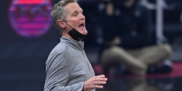 In hierdie April 15, 2021, lêerfoto, Golden State Warriors coach Steve Kerr calls a play in the first half of the team's NBA basketball game against the Cleveland Cavaliers in Cleveland.