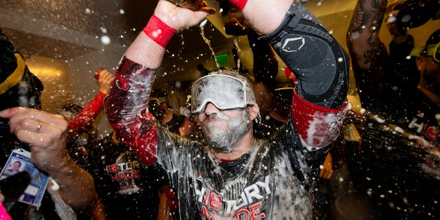Steve Pearce #25 of the Boston Red Sox is doused with champagne in the clubhouse after the Red Sox defeated the Los Angeles Dodgers in Game 5 의 2018 World Series at Dodger Stadium on Sunday, 10 월. 28, 2018, 로스 앤젤레스, 캘리포니아.