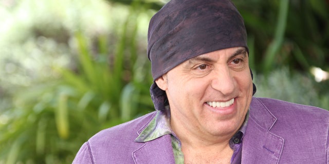 Steven Van Zandt est également connu en tant qu'ancien membre du E Street Band et pour avoir joué dans 