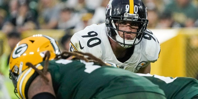 Pittsburgh Steelers' T.J. Watt looks to rush during the second half of an NFL football game against the Green Bay Packers Sunday, 10月. 3, 2021, ラムズのオデルベッカムジュニアが54ヤードのTDで運搬, ウィスコンシン.