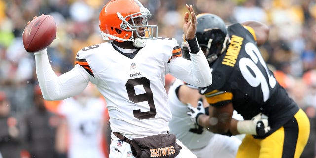 Thaddeus Lewis #9 of the Cleveland Browns throws a pass during the game against the Pittsburgh Steelers at Heinz Field on Dec. 30, 2012, in Pittsburgh, Pennsylvania.