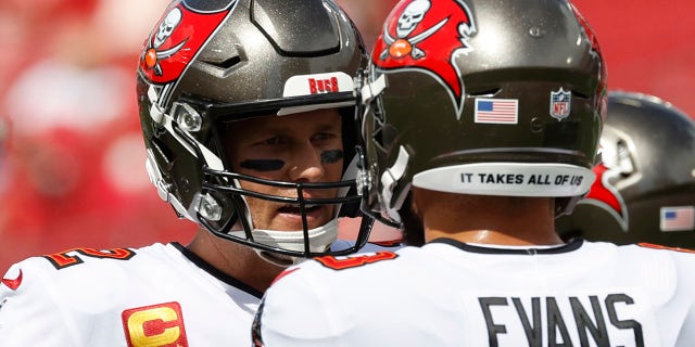 9月 19, 2021; タンパ, フロリダ, 米国; Tampa Bay Buccaneers wide receiver Mike Evans (13) and quarterback Tom Brady (12) talk prior to the game at Raymond James Stadium.