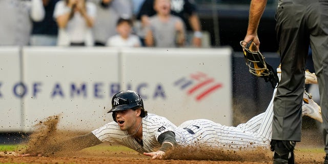 New York Yankees' Tyler Wade scores on a game-winning RBI single by Aaron Judge during the ninth inning of a game against the Tampa Bay Rays Sunday, 十月. 3, 2021, 在纽约. The Yankees won 1-0.