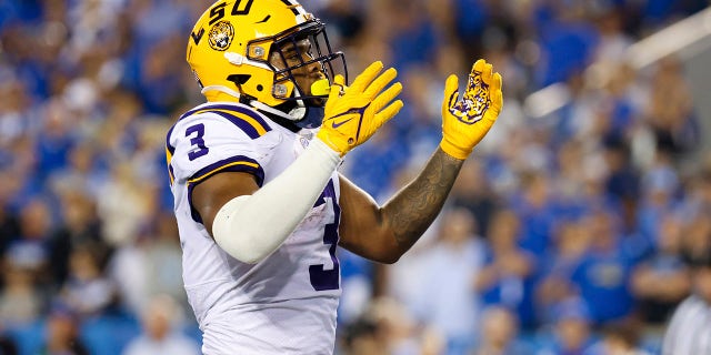 LSU running back Tyrion Davis-Price celebrates his touchdown during the second half of the team's NCAA college football game against Kentucky in Lexington, 凯。, 星期六, 十月. 9, 2021.