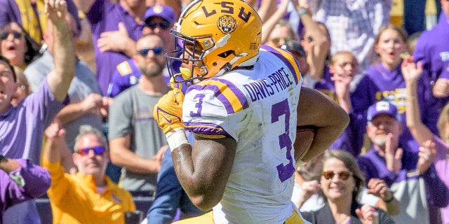 LSU running back Tyrion Davis-Price (3) runs for a touchdown in the first half of a game against Florida in Baton Rouge, Die., Saterdag, Okt.. 16, 2021.