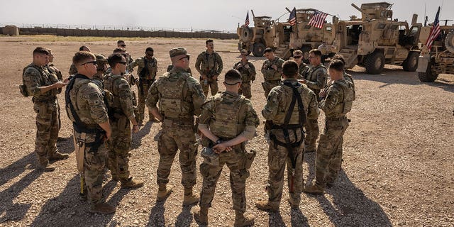 Soldaten van het Amerikaanse leger bereiden zich voor om op 25 mei 2021 vanuit een afgelegen gevechtspost in het noordoosten van Syrië op patrouille te gaan.