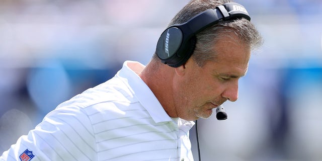 Head coach Urban Meyer of the Jacksonville Jaguars looks on during the first half against Tennessee Titans at TIAA Bank Field on Oct. 10, 2021 in Jacksonville, フロリダ.