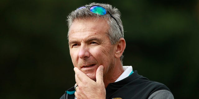 Jacksonville Jaguars head coach Urban Meyer listens to a question during a practice and media availability by the Jacksonville Jaguars at Chandlers Cross, Inghilterra, Venerdì, Ott. 15, 2021. The Jaguars will plat the Miami Dolphins in London on Sunday.
