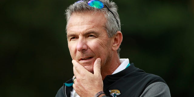 O técnico do Jacksonville Jaguars, Urban Mayer, ouve uma pergunta durante o treinamento e disponibilidade de mídia do Jacksonville Jaguars em Chandler's Cross, Inglaterra, sexta-feira, 15 de outubro de 2021. O Jaguars enfrentará o Miami Dolphins em Londres no domingo.